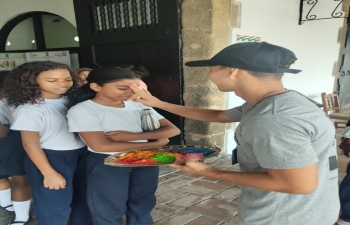 Los estudiantes de la Escuela Primaria La Guaira visitaron hoy la Exposicion Cultural India y pudieron echar un vistazo a la rica historia, cultura y tradicion de la India.